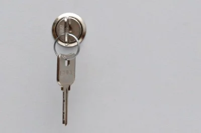 Замок накладной левый в комплекте с цилиндром и 2 ключами, отделка никель