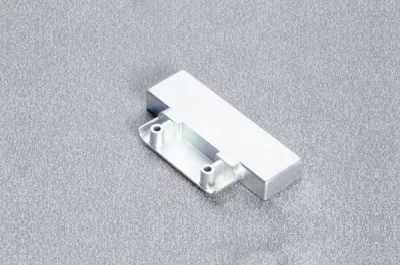 Адаптер для крепления ответной планки к фасаду из узкого алюминиевого профиля