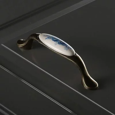 Мебельная фарфоровая ручка C=96мм, старое золото/синяя роза GTV UP-WP0728-PA-04