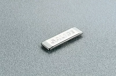 Накладка на плечо петли с логотипом SALICE, никель Накладка на плечо петли с логотипом SALICE, никель