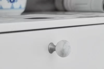 Ручка-кнопка, отделка сталь шлифованная + мрамор белый