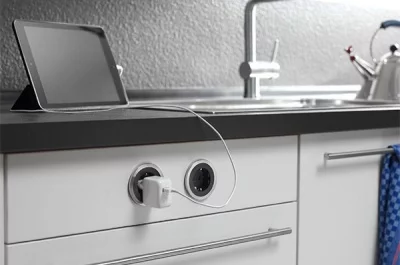 Встраиваемый блок PIX (1 розетка Schuko 250В), отделка чёрная + декоративные кольца (белое и сталь нержавеющая)