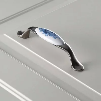 Мебельная фарфоровая ручка C=96мм, старое серебро/синяя роза GTV UP-WP0728-PA-07