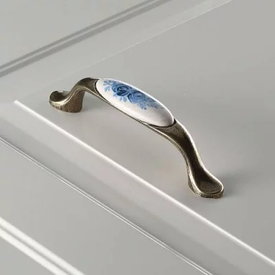 Мебельная фарфоровая ручка C=96мм, старое золото/синяя роза GTV UP-WP0728-PA-04