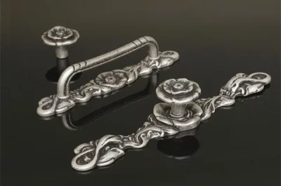 Ручка-кнопка, отделка серебро античное