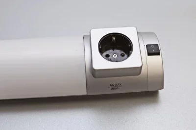 Светильник люминесцентный с 1-й розеткой 18W/220-240V, 2700K, отделка под алюминий