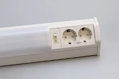 Светильник люминесцентный 2-мя розетками 11W/220-240V, 2700K, отделка белый