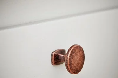 Ручка-кнопка, отделка медь античная