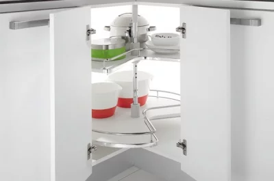 Карусель 3/4 в угловую базу 900х900, отделка хром + белый Карусель 3/4 в угловую базу 900х900, отделка хром + белый