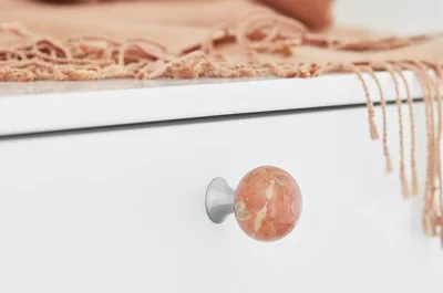 Ручка-кнопка, отделка сталь шлифованная + мрамор песочный