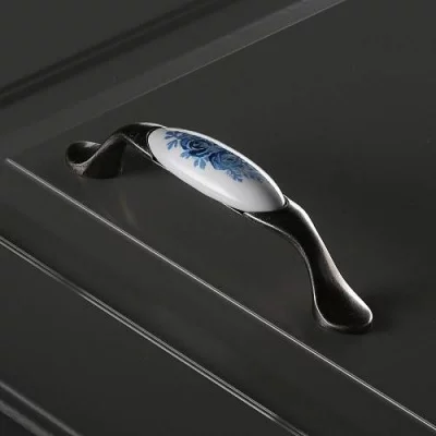 Мебельная фарфоровая ручка C=96мм, старое серебро/синяя роза GTV UP-WP0728-PA-07